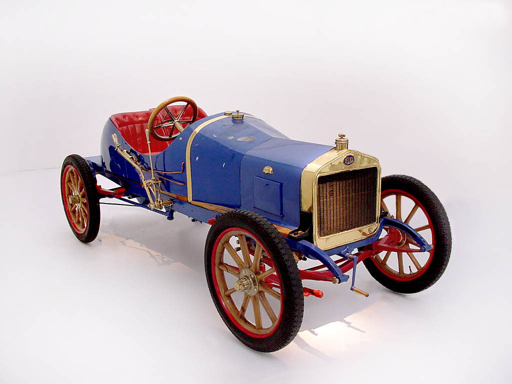 Первый автомобиль Delage Voiturette с 1-цилиндровым мотором De Dion-Bouton. С 1908 года фирма Делаж перешла на двигатели собственного производства