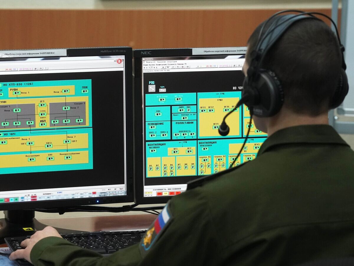    Во время боевого дежурства на радиолокационной станции "Воронеж-ДМ"© РИА Новости / Игорь Зарембо