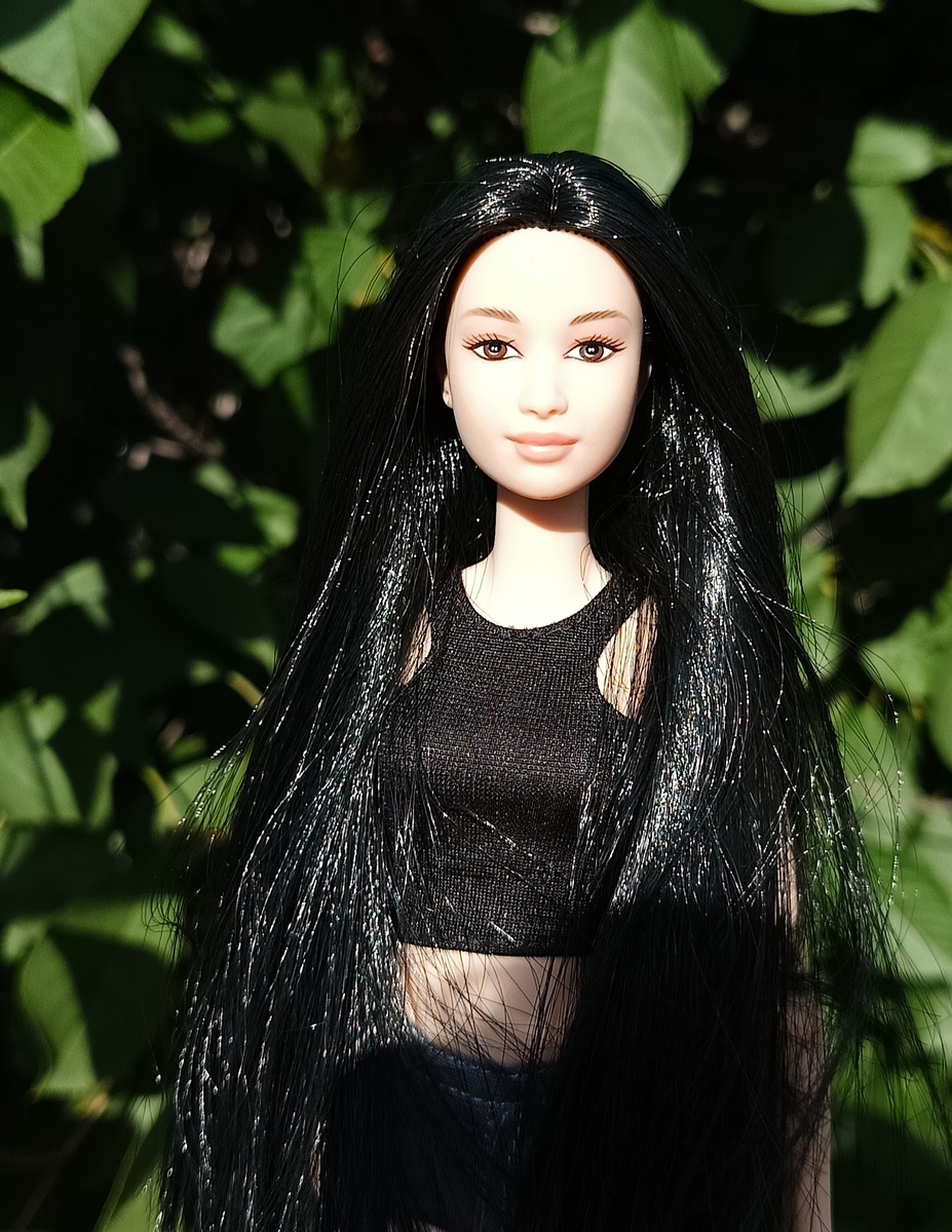 Перепрошита черным сараном, губы гель лак. 