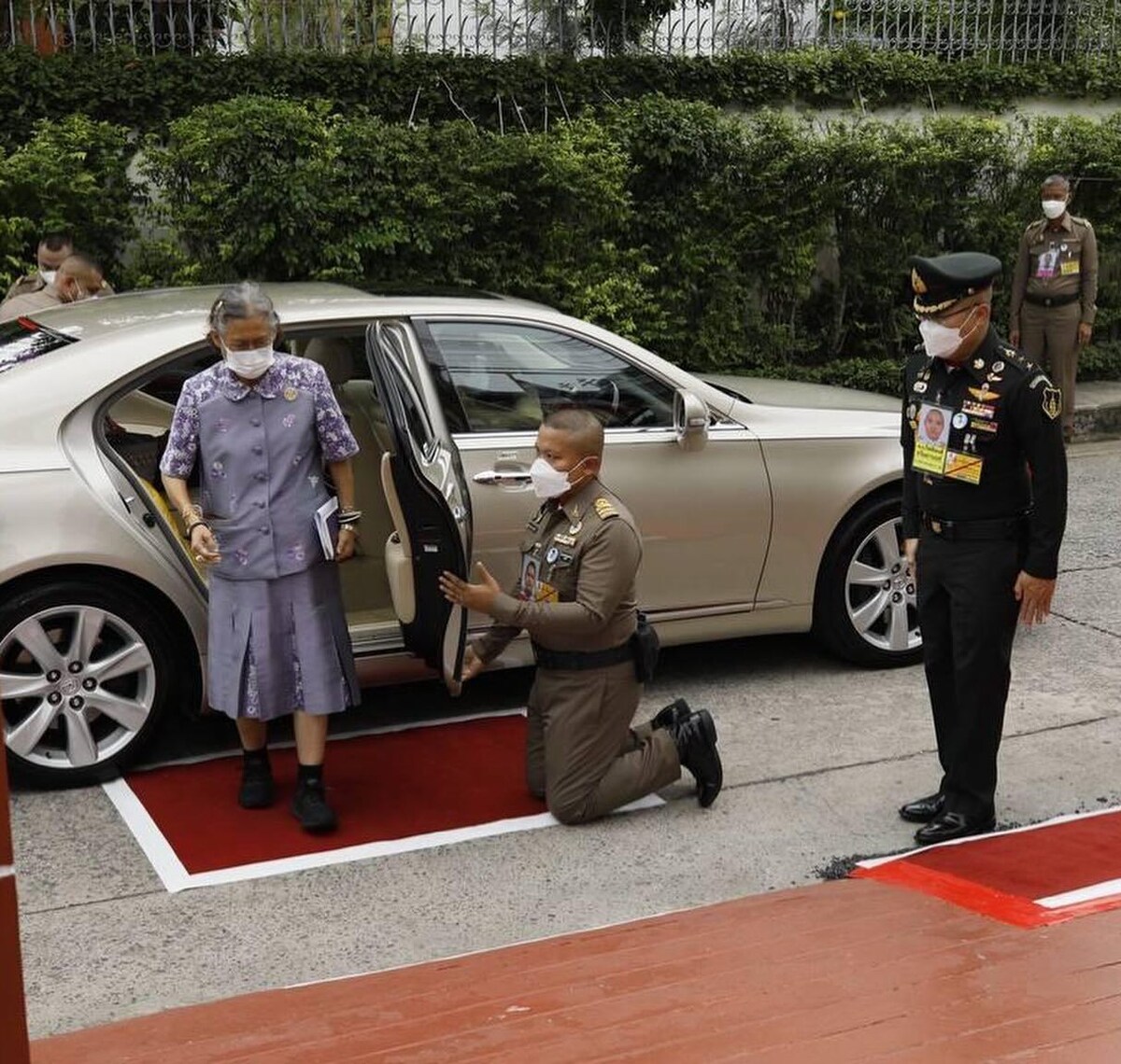 Всех членов королевской семьи  при выходе из машины встречают именно так. 