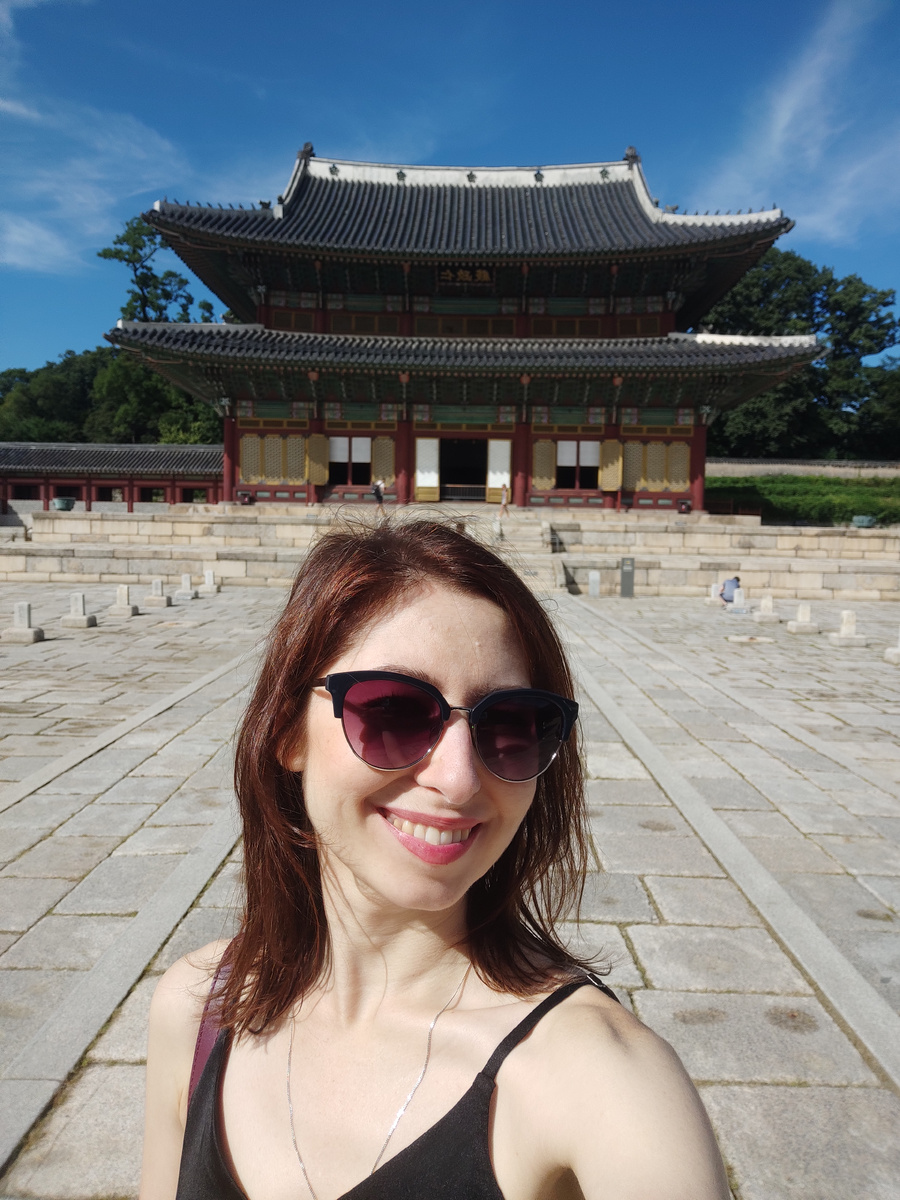 В одном из корейских дворцов: кстати, солнце в Сеуле агрессивное, даже в середине сентября.