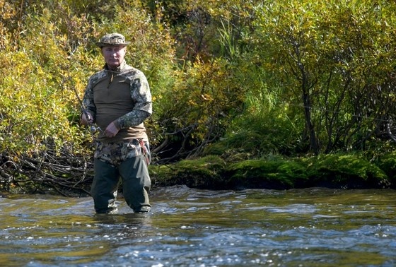    Президент РФ Владимир Путин во время рыбалки в тайге