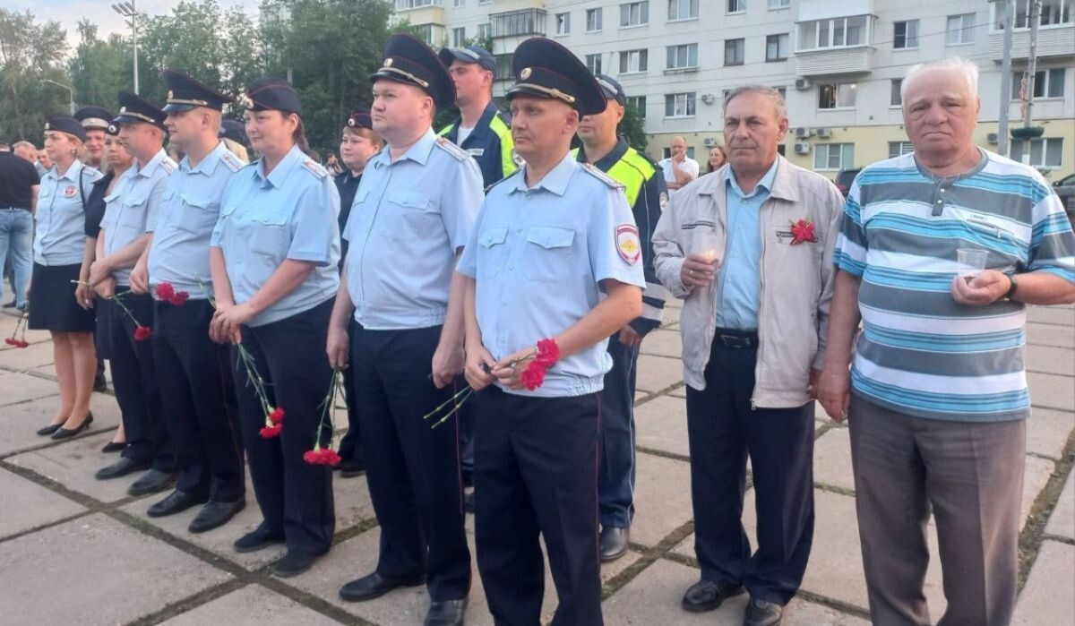     Участники акции "Свеча памяти" Источник: ОМВД по ЧГО Автор фото: Отдел МВД по ЧГО