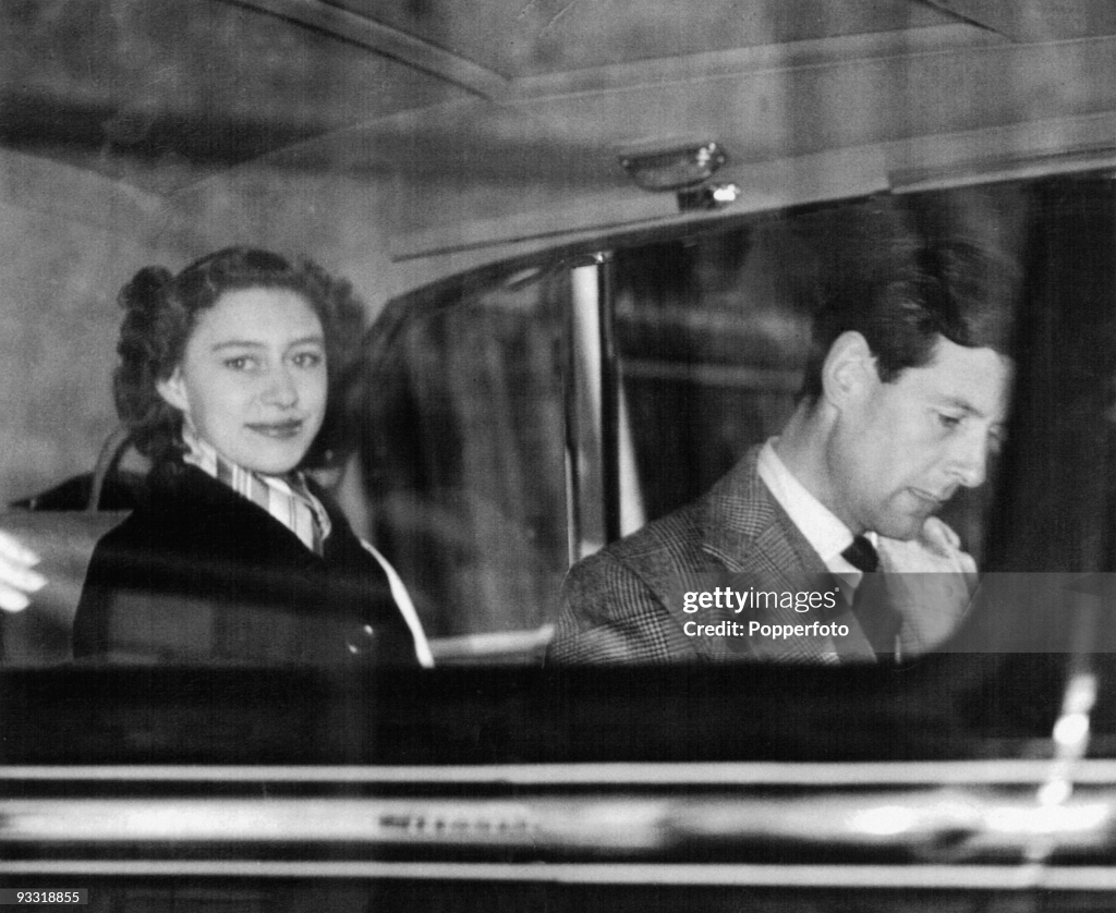 Принцесса Маргарет  и капитан группы Питер Таунсенд  конюший короля Георга VI покидают Виндзорский замок, 12 апреля 1952 года