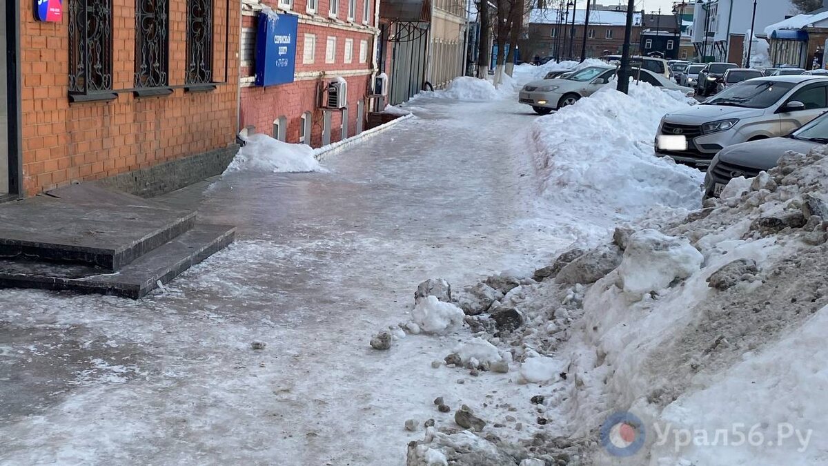    ﻿50 000 рублей взыскал суд в пользу жительницы Оренбурга, упавшей на скользкой лестнице магазина зимой 2022 года