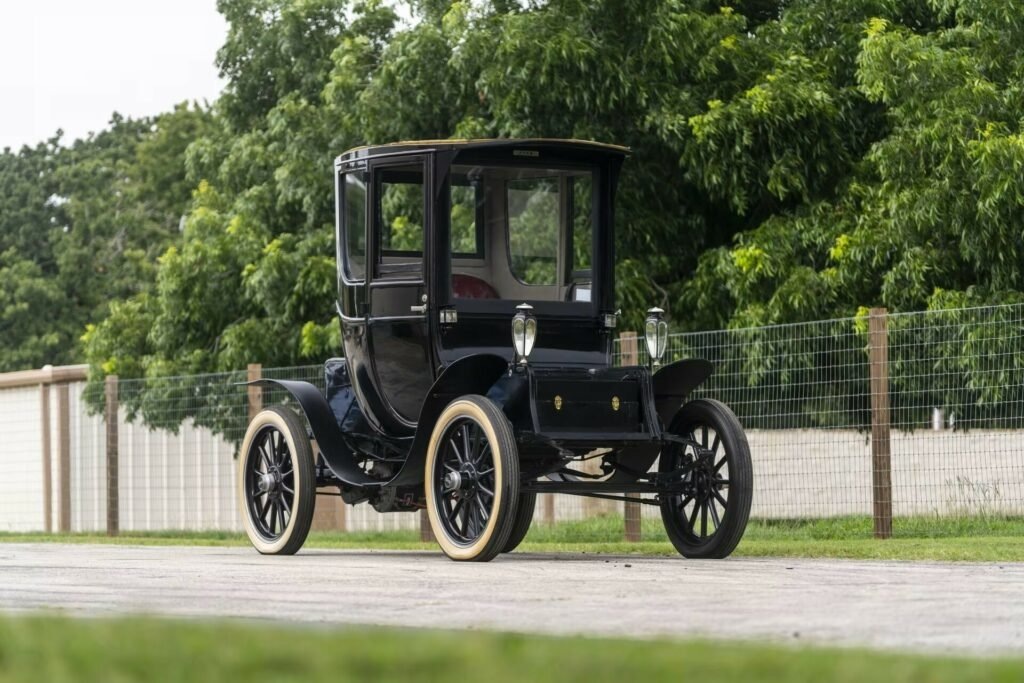 В начале прошлого века электромобили были очень популярны у богатой публики и женщин.