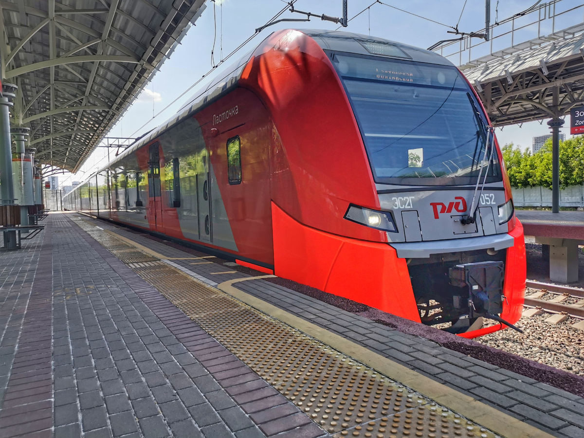 Но сначала кадр с МЦК. Электропоезд ЭС2Г-052 на МЦК Зорге. Это по пути на работу. Не помню, почему решил ехать через МЦК и почему больше ничего не сфотографировал :).