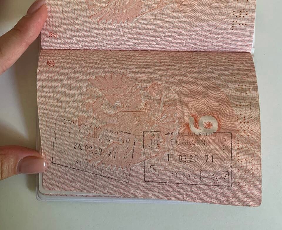 При въезде в Турцию в загранпаспорте ставят штамп. Он указывает на то, что вы легально пересекли границу. Фото автора