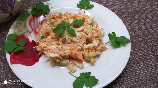 Салат из самых простых продуктов. Получается вкусным и полезным, не вредит фигуре.