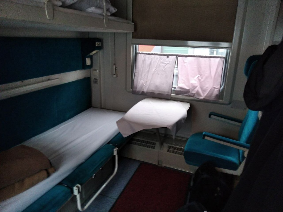 Нижняя полка — для человека с особенностями здоровья, верхняя — для сопровождающего. Ещё есть кресло у окна, откидной столик, ремни, поручни, крючки для костылей или трости, кнопка вызова проводника. Фото: Екатерина Руделева