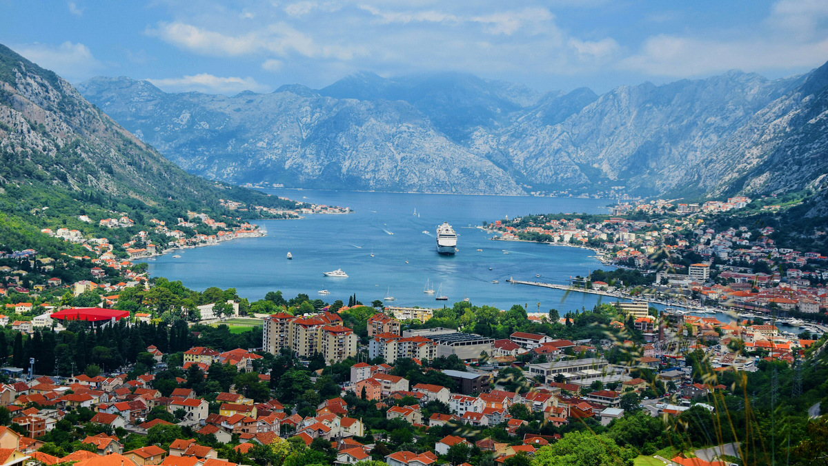 Несмотря на небольшую площадь, страна богата живописным горным ландшафтом и красивой архитектурой: от величественных горных массивов до кристально чистых вод Адриатики, от оживлённых туристических улочек до уединённых религиозных святынь, спрятанных в горах.