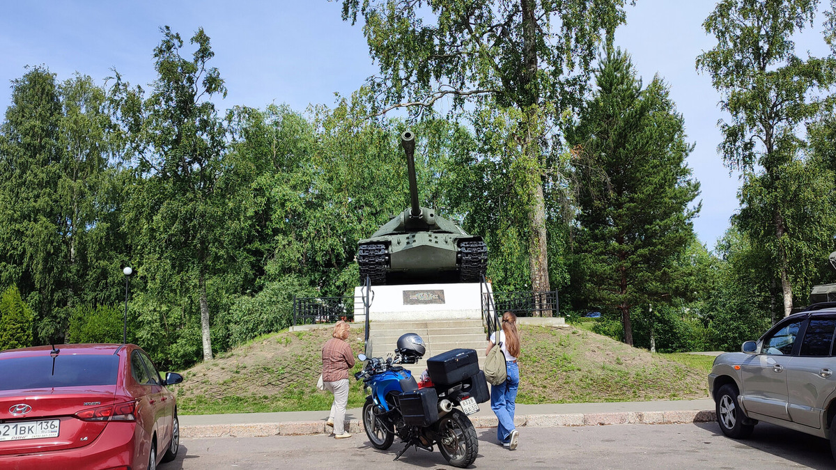 После поворота налево с шоссе — указатель и танк, около которого расположена небольшая парковка. Фото: Лана Ржевская