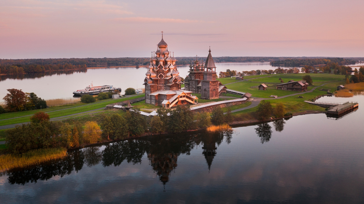 Мы придумали маршрут, позволяющий совместить пляжный отдых с осмотром природных, исторических и культурных достопримечательностей Карелии.
