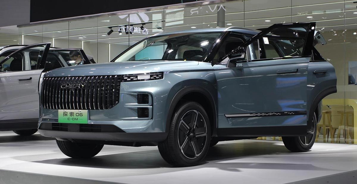 Модель станет электромобилем, будет построена на платформе Chery и встанет на конвейер совместного предприятия китайского концерна с Jaguar Land Rover в КНР.