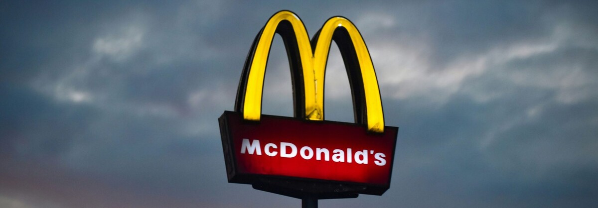 McDonald's прекращает эксперимент с искусственным интеллектом после ошибочных заказов Сеть ресторанов McDonald's прекращает тестирование технологии автоматизированного приема заказов (AOT) на основе