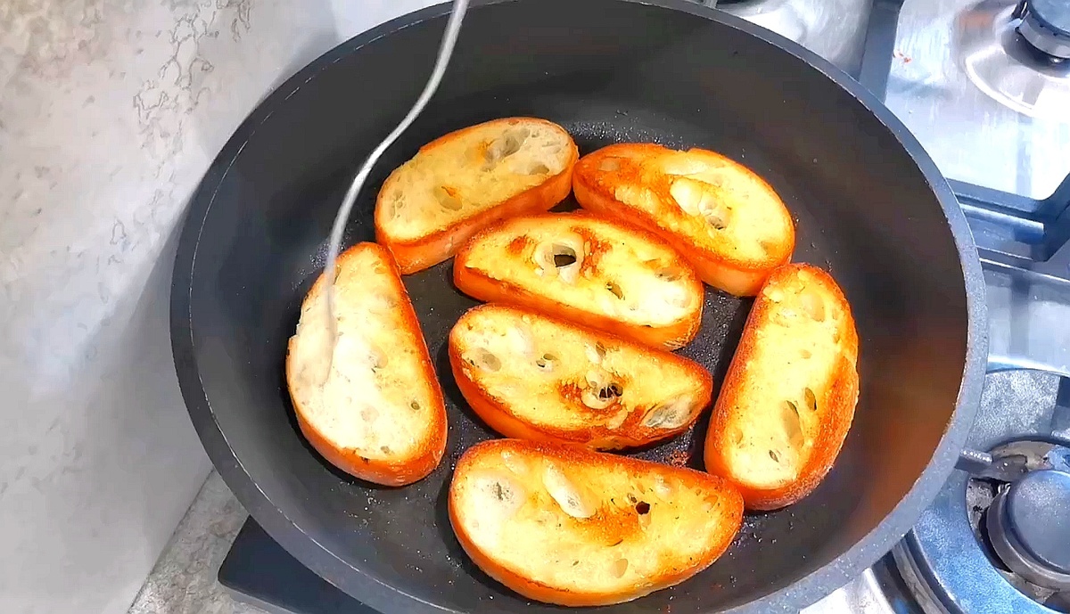 Омлет с крабом. Что можно приготовить за 15 минут. Пицца на сковороде за 10 минут. Быстрый ужин на скорую руку. Пицца быстрого приготовления.