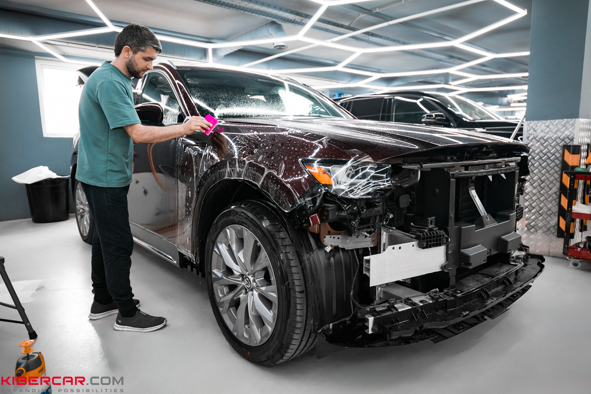 Задача: снизить риск повреждений лакокрасочного покрытия кузова Mazda CX-90. Решение: оклейка кузова автомобиля антигравийной пленкой.-2
