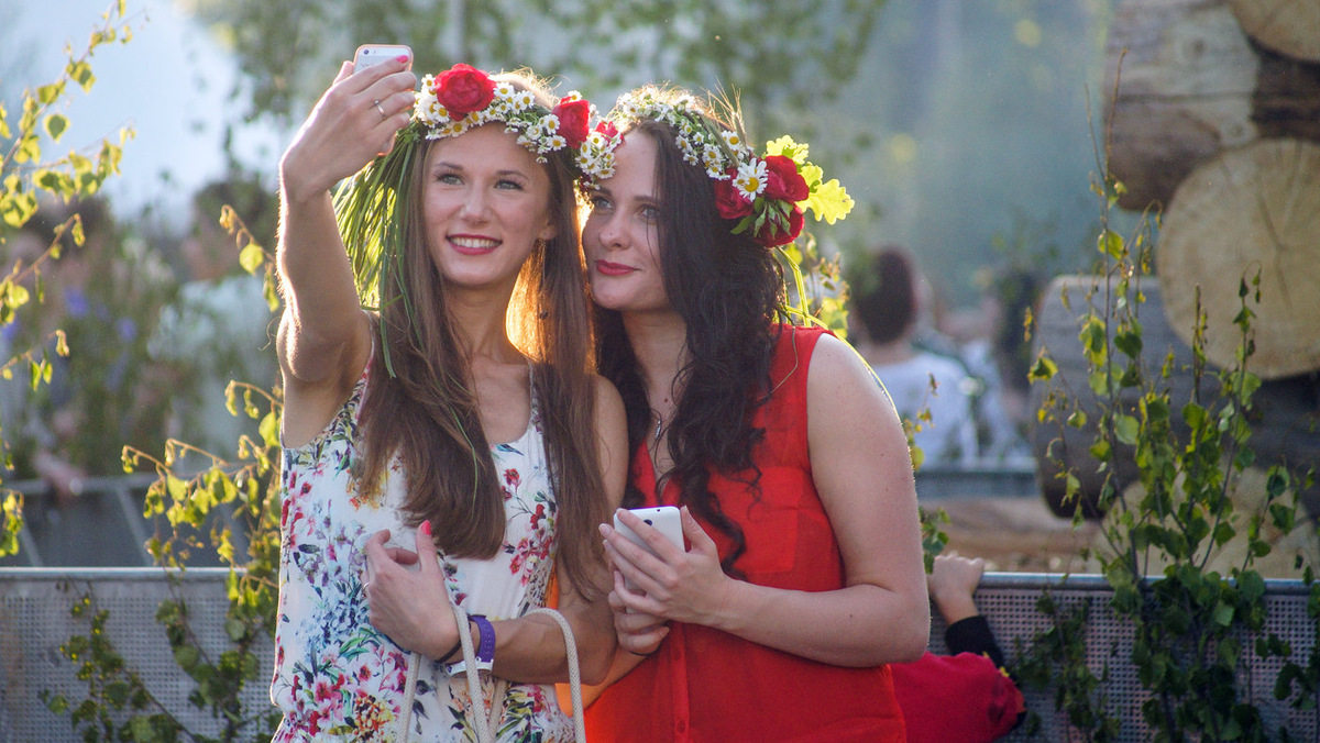 Этих любительниц Лиго этимология названия праздника вряд ли интересует © Sputnik