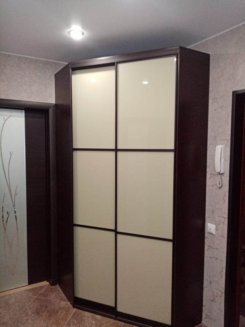 Угловой шкаф-купе в прихожую компании LookingDoors