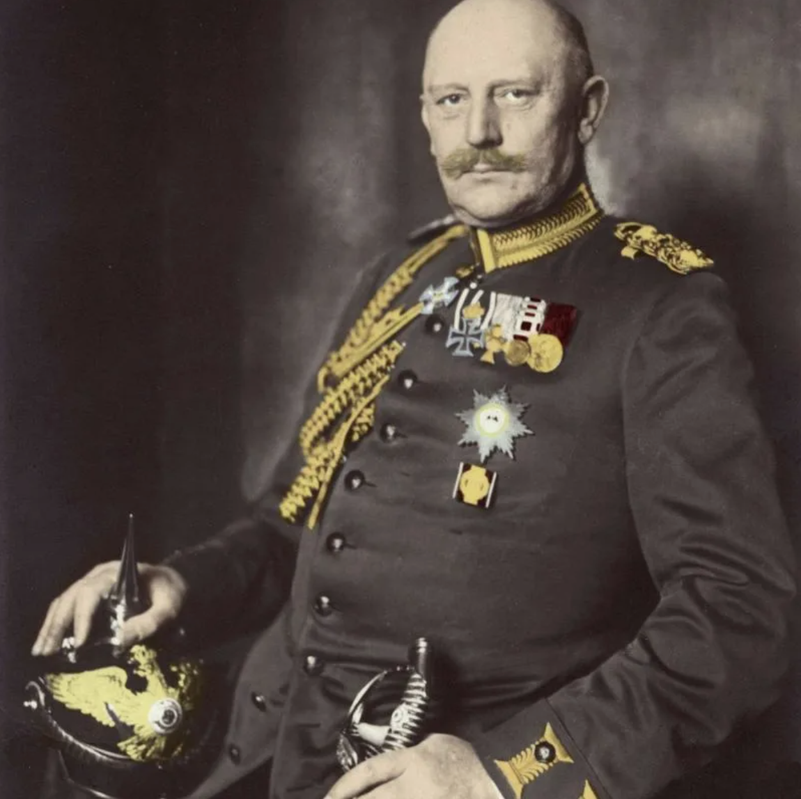 Гельмут Йоганнес Людвиг фон Мольтке (нем. Helmuth Johannes Ludwig von Moltke; Мольтке-мландший); германский военачальник; генерал-полковник; шеф Германского Генерального штаба (1906 – 1914), участник Франко-прусской и Первой мировой войн. 23 мая 1848 – 18 июня 1916. На начальном этапе Первой мировой войны был начальником Полевого штаба Вильгельма II, т.е. был фактическим главнокомандующим Германской сухопутной армии.