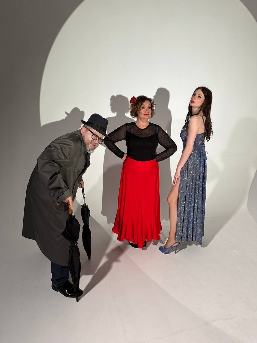 «Проверка связи» называется мой новый проект. С лёгкой руки юнгианского психоаналитика Евгении Котелиной это название не сразу, но очень сильно прижилось в моей голове.
Мой второй клип на песню «Главный страх любого мужчины» или если коротко «Сатана» оказался именно такой «проверкой связи» с моим окружением.

Посылала клип знакомым и друзьям и разместила на странице во всех соцсетях.
Получила обратную связь, как, впрочем, и хотела. Разную обратную связь.

«Забылась» и послала сообщением своей подруги православному психологу и одногруппнице по учебе у Ирины Млодик «Неспешность и Подлинность». Выпустила из виду её религиозность, которая совсем не мешала нашей многолетней дружбе.
И получила первый хейт и оценку «это очень плохой клип» с дальнейшими словами стыжения, как я могла такое сделать.

Сразу скажу, я быстро и привычно попала в вину, что не позаботилась и не подумала о чувствах подруги. Главное, что я увидела, куда попала, это помогает выходить из вины и не проваливаться в стыд.

Очень привычное состояние, думаю знакомое не мне одной.
Сделала попытку извиниться, но её не зачли «не у меня проси прощения».
Похоже на серьёзный «обрыв связи» в наших отношениях.

Готова сделать ещё одну попытку и прояснить отношения, но не всё от меня зависит, осознаю. Я тут не одна, нас двое. Хотя чувствую, что страх отвержения остался перед ещё одной попыткой, но уже переносим.

Ещё раз подумала о чём я так страстно хотела снять клип?

Тёмная сторона женской Фемининности, о которой стараются умолчать, не говорить и прикрыться как щитом «святым материнством».

Знаю, очень многие женщины совершенно не готовы даже предполагать, что эта часть существует в их бессознательном, а просмотр клипа вызывает много разных чувств: отвращение, страх, ужас и злость, а у кого-то брезгливость.

Почему это показывают, для чего и зачем, я ж не такая! Давайте не будем говорить о таких неприятных вещах, скроем всё под социальными масками, «заметём под коврик», как говорит одна из моих коллег.

Лучше молчать, терпеть, авось всё само «рассосётся», вылечится. Думать о теневой стороне стыдно, а сталкиваться с этим и принимать себя и его разным сложно.
Мир амбивалентен, даже если это не замечать и не присваивать свою тень, она есть у каждой из нас , как и у каждого из мужчин.
Клип как лакмусовая бумажка подсвечивает места, что не показывают при свете дня.

Всё «скрытное» от этого кричит громче и «правит бал» диктуя нашему бессознательному поведение. Можно «заткнуть» уши и не слышать этот голос.

И чем меньше мы не замечаем, отрезаем, отрицаем, тем больше этого в нас, находя дорогу через «чёрный ход».
Мне очень даже понятна реакция знакомых «зачем такое показывать?
Да и кому хочется испытывать стыд, отвращение и массу нежелательных эмоций.

Тем больше тёмная сторона женской Фемининности проявляется в нашей жизни, часто помещаемая в нашего партнёра, мужа, подругу или ребёнка. При чём очень хорошо помещается, через компенсаторный механизм. Он «сволочь», а я хорошая, ну или наоборот.

Всё не присвоенное начинает жить своей неведомой для нас жизнью о влиянии которого мы не подозреваем.

Лишь несколько процентов чувств и желаний выходит на уровень сознания, а все остальные 90 с лишним, всё надёжно укрыто в бессознательное и зацементировано социальными догмами, семейными интроектами и правилами и залакировано нашей «хорошестью» и желанием «быть хорошими».
Очень понятное желание, закреплённое и в коллективном бессознательном «хороших любят».

Тут всё очень даже вписывается в неутолённый голод и дефицитарность. Покажите мне того, кому хватило с детства любви, внимания и безусловного принятия. Я мысленно порадуюсь за него или неё.

Вижу «проверка связи» удалась мне, а что там впереди с моим новым проектом сама не знаю. Не всё зависит от меня.
Вы можете пожелать мне удачи, я надеюсь до конца этого года снять ещё один клип.