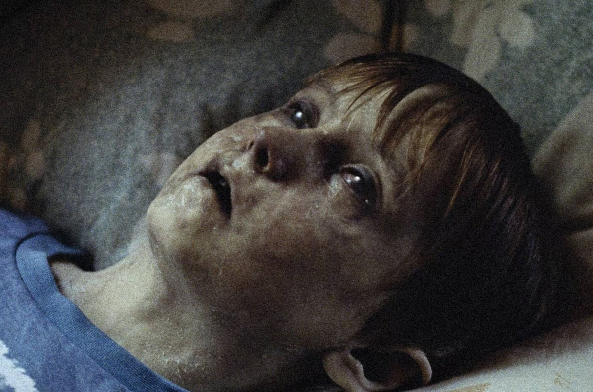 Кадр из фильма Håndtering av udøde. Режиссер: Теа Хвистендаль. Оператор: Пол Ульвик Роксет. Производство: Anonymous Content Nordic, Einar Film, Filmiki Etairia, Zentropa International Sweden