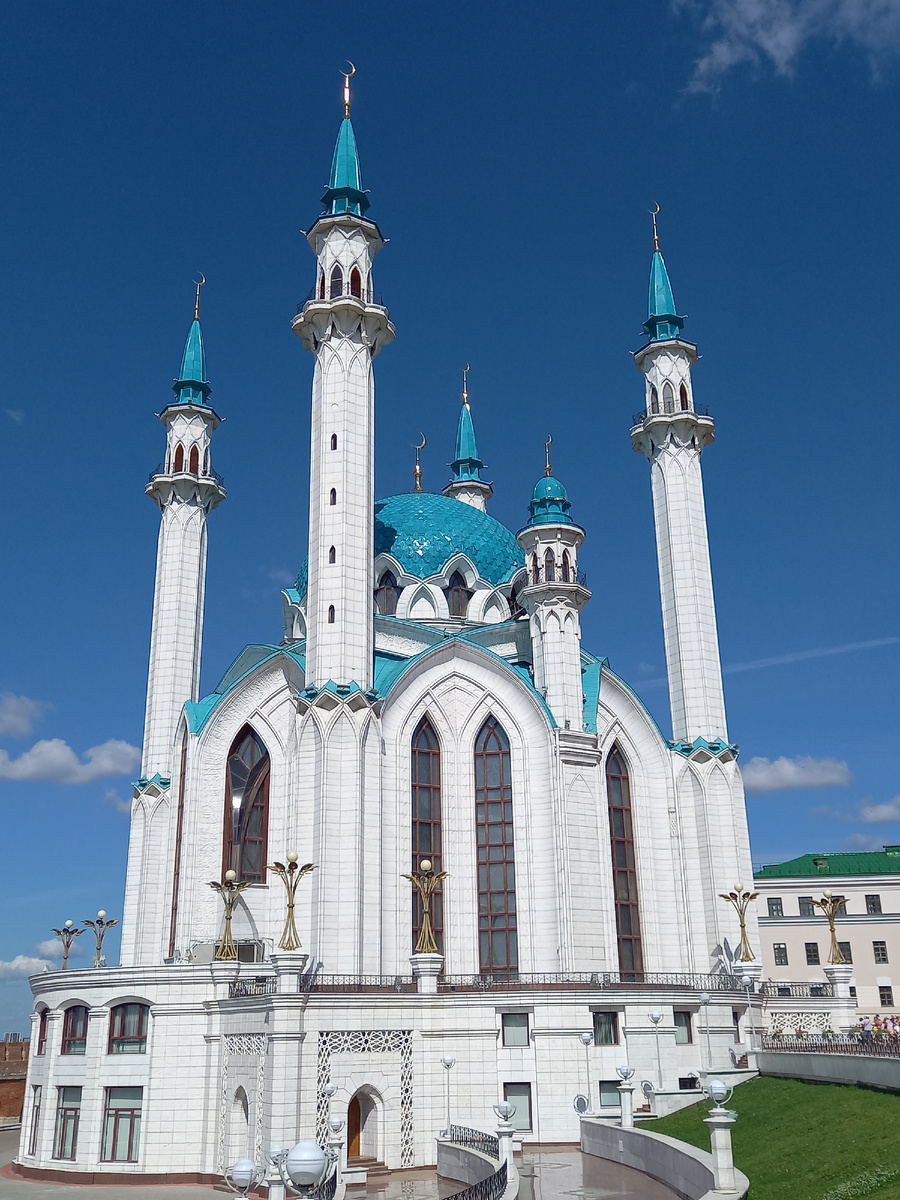 Главная джума-мечеть республики Татарстан, расположенная на территории Казанского кремля в Казани. Считается самой красивой и популярной достопримечательностью города. АДРЕС: Казанский кремль, 13.