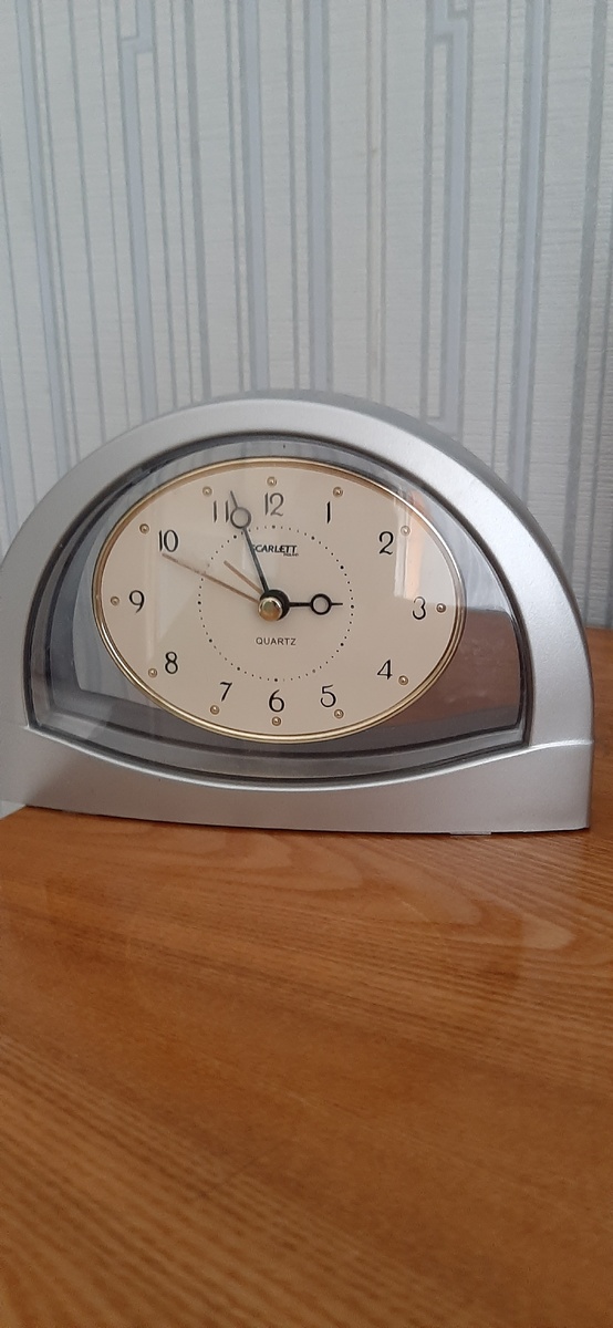 Вот обычные часы, и даже сейчас когда я решила их сфоткать показывают без пяти минут три, а не два, значит время идёт вперёд. 