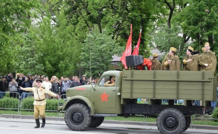    Со своей агитбригадой «Солдаты Победы» Вячеслав Пигарев исполняет патриотические песни. Фото: Дмитрий КУТЕПОВ