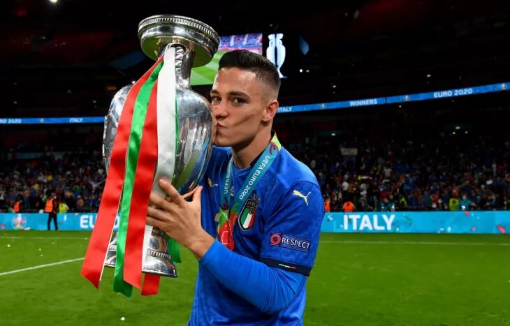 Группа А Италия - ДЖАКОМО РАСПАДОРИ - 21 год На Евро-2020: сыграл 16 минут После Евро-2020 карьера Распадори пошла вверх - он раззабивался в "Сассуоло", перешёл в "Наполи", где стал чемпионом Италии.