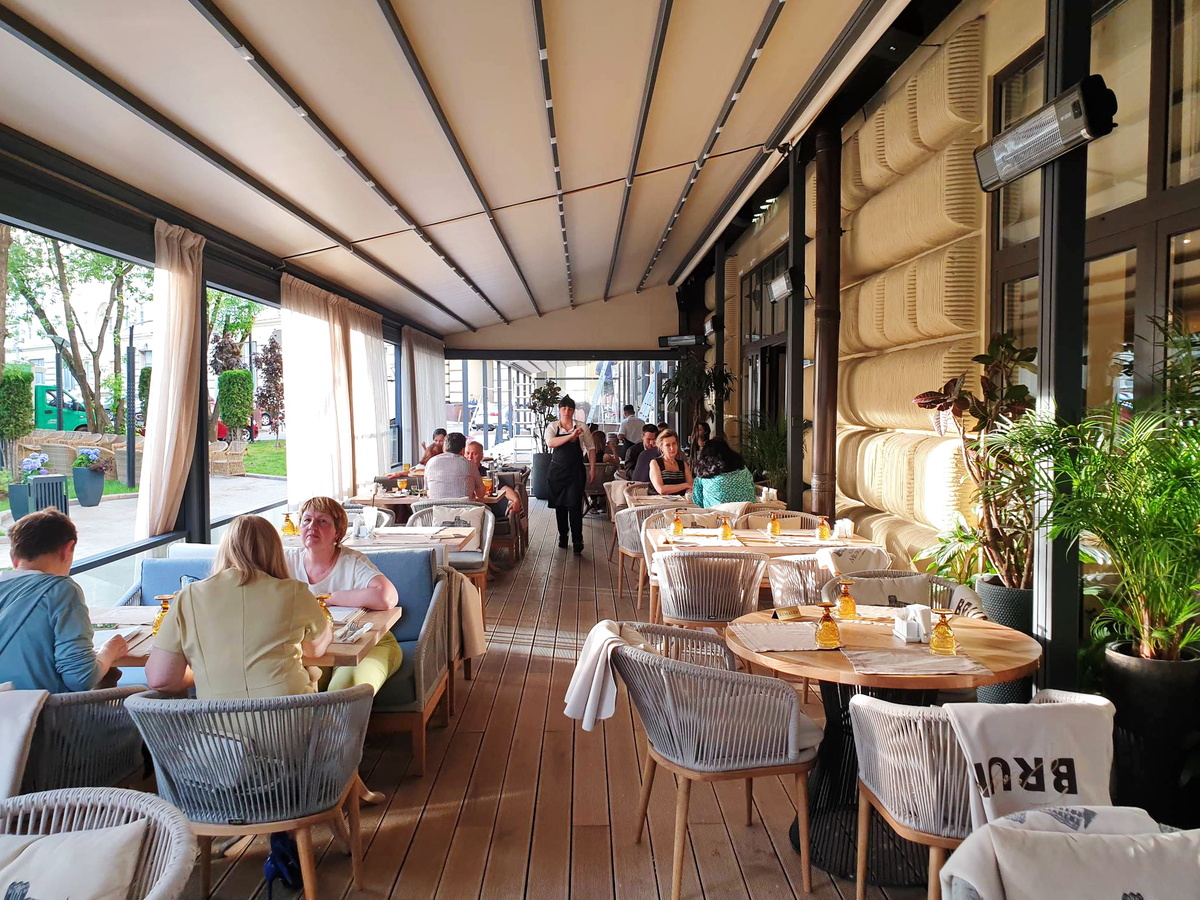 Общий вид летней веранды в ресторане "Дэди"