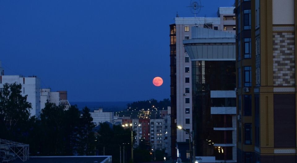    Луна над Барнаулом. Источник: vk.com/astrobarnaul22
