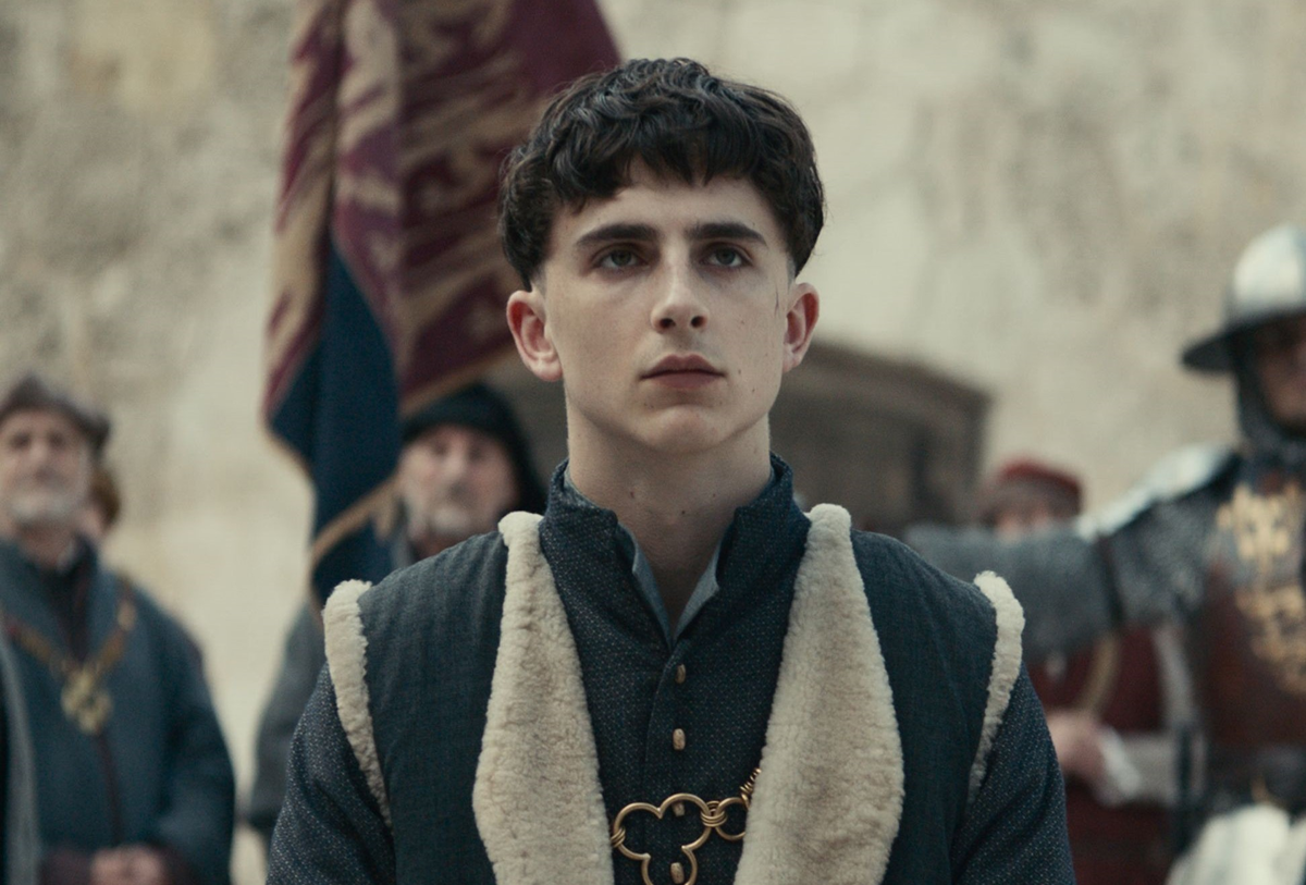 Что за хуйню вы ему сделали с волосами?! С такой прической на урода похож!