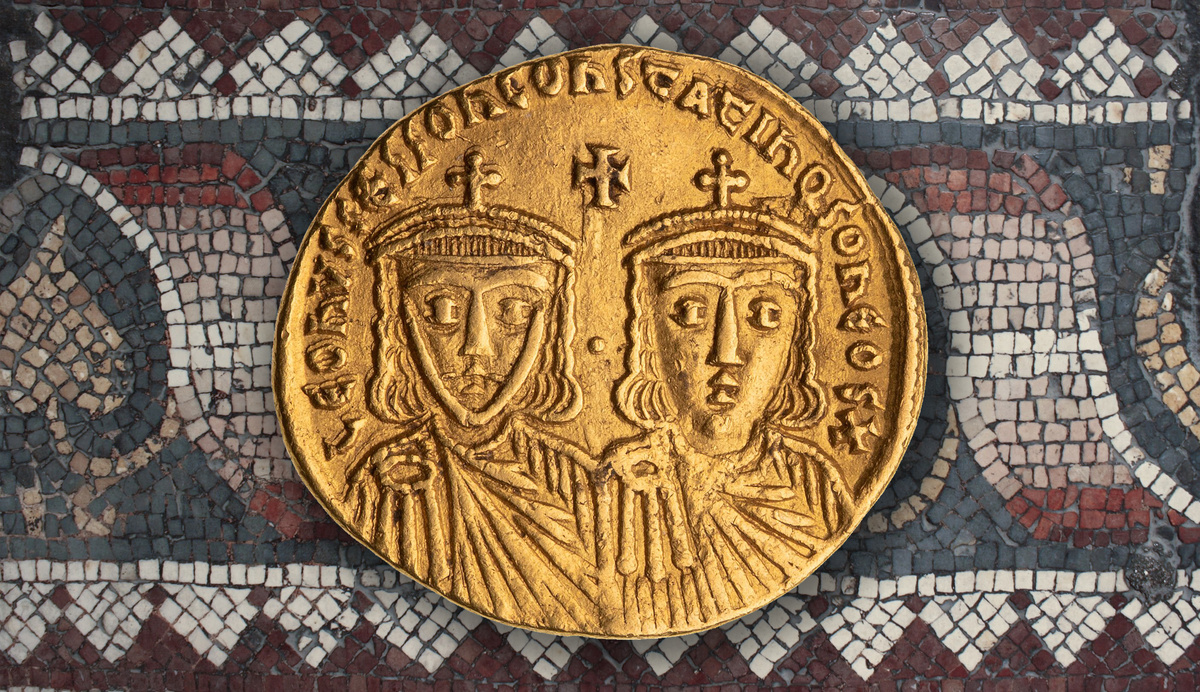 Лев Хазар (слева) с сыном Константином на имперском солиде (изображение из открытых источников)