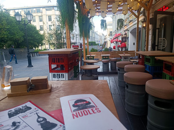    Отмечать юбилей подруги нам пришлось на этой странной веранде