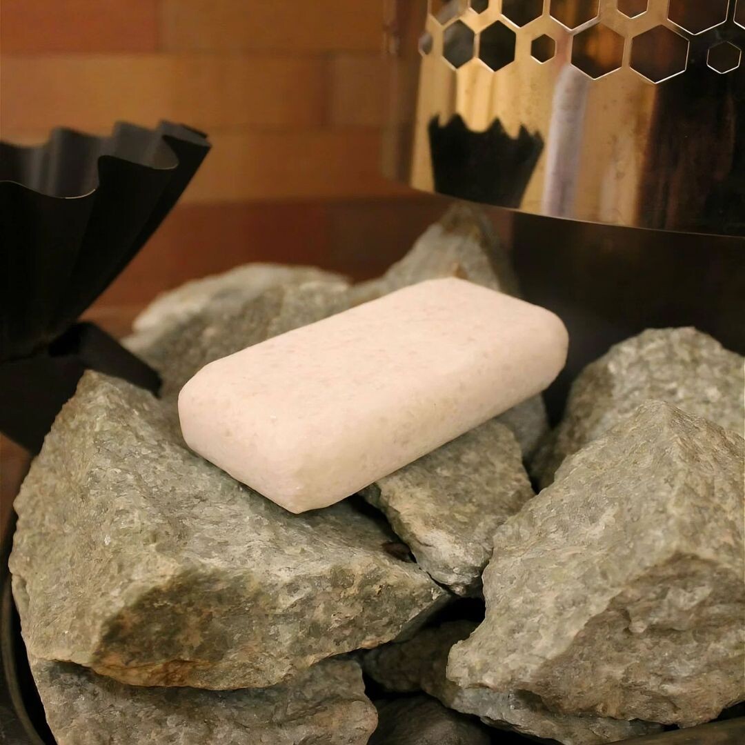 Пар с морской солью очень полезен для нашего здоровья, но без специальной миски - вреден для печи