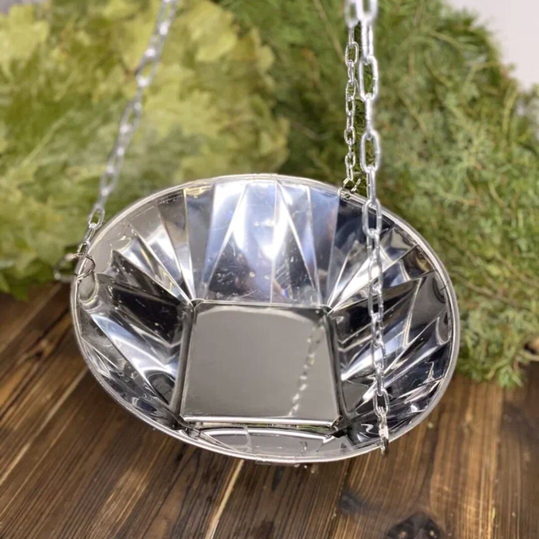 Миску можно поставить на камни, а можно повесить на пути следования пара