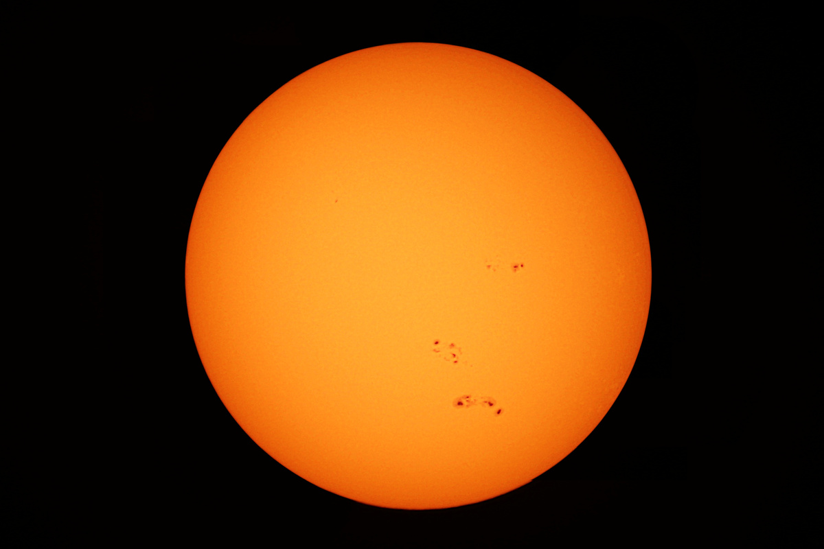 Солнце утром 19 июня 2024 года (Группы AR 13712 и 13713 выделяются, над ними AR 13716), фото автора 