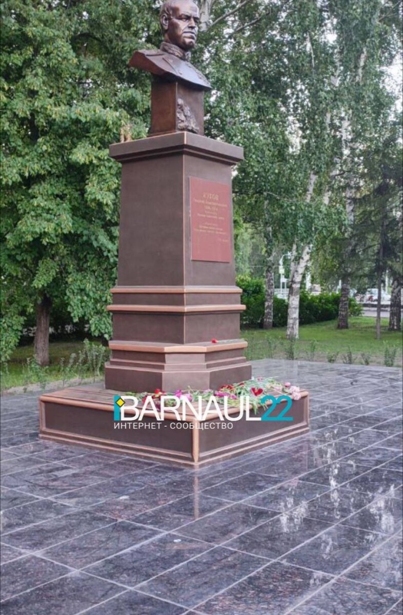    Бюст маршала Жукова. Источник: Барнаул 22
