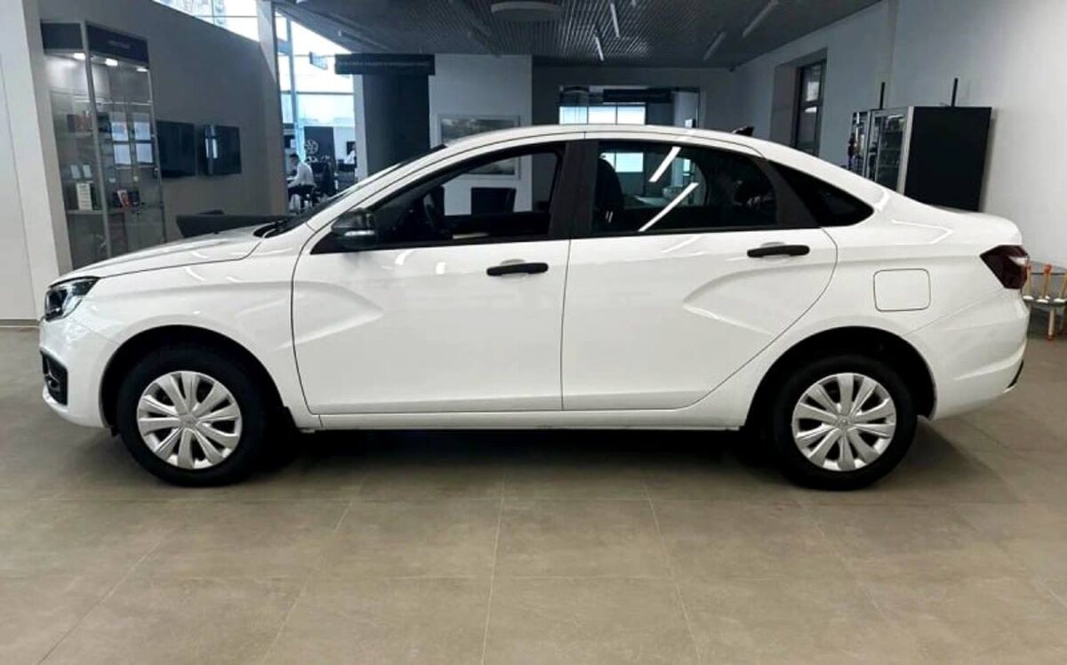 Lada Vesta боковая часть. Источник изображения - autonews.ru