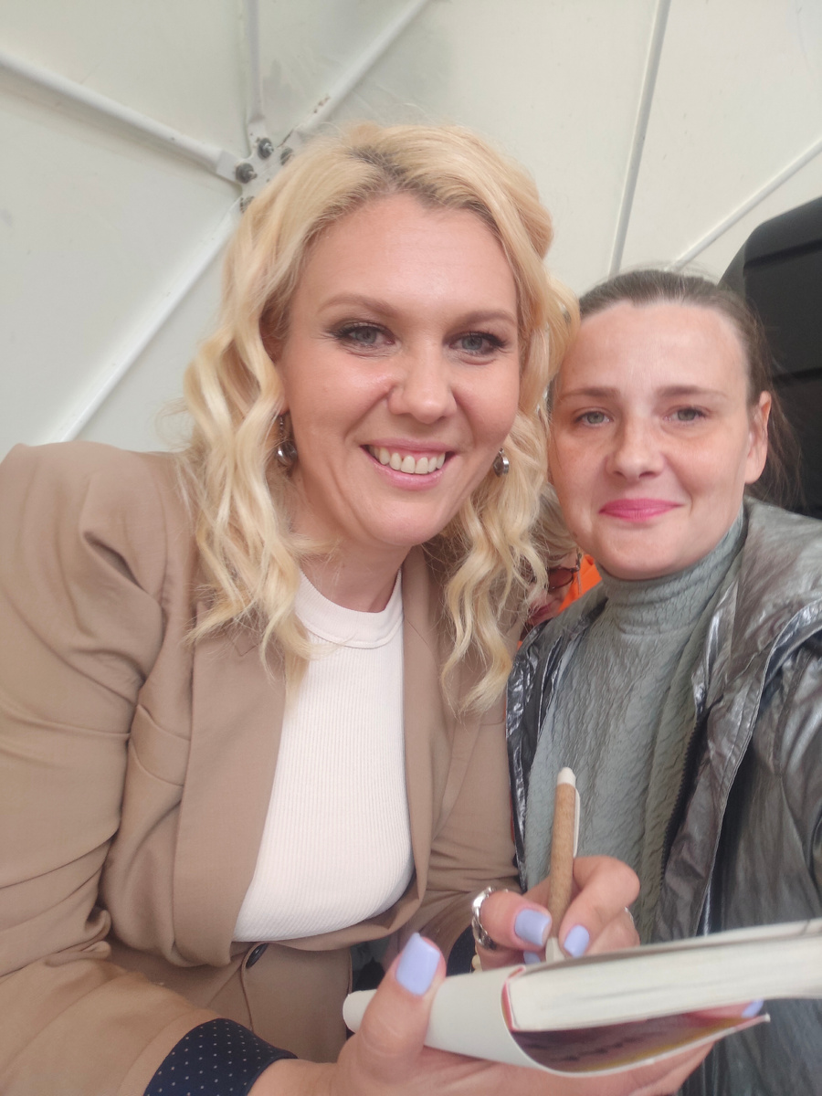 Я и Ольга Савельева. Ольга подписывает мне книгу.