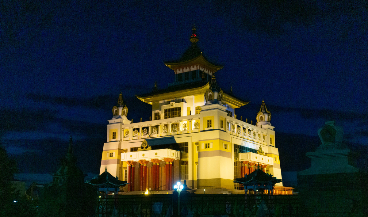 Золотая обитель Будды Шакьямуни вечером