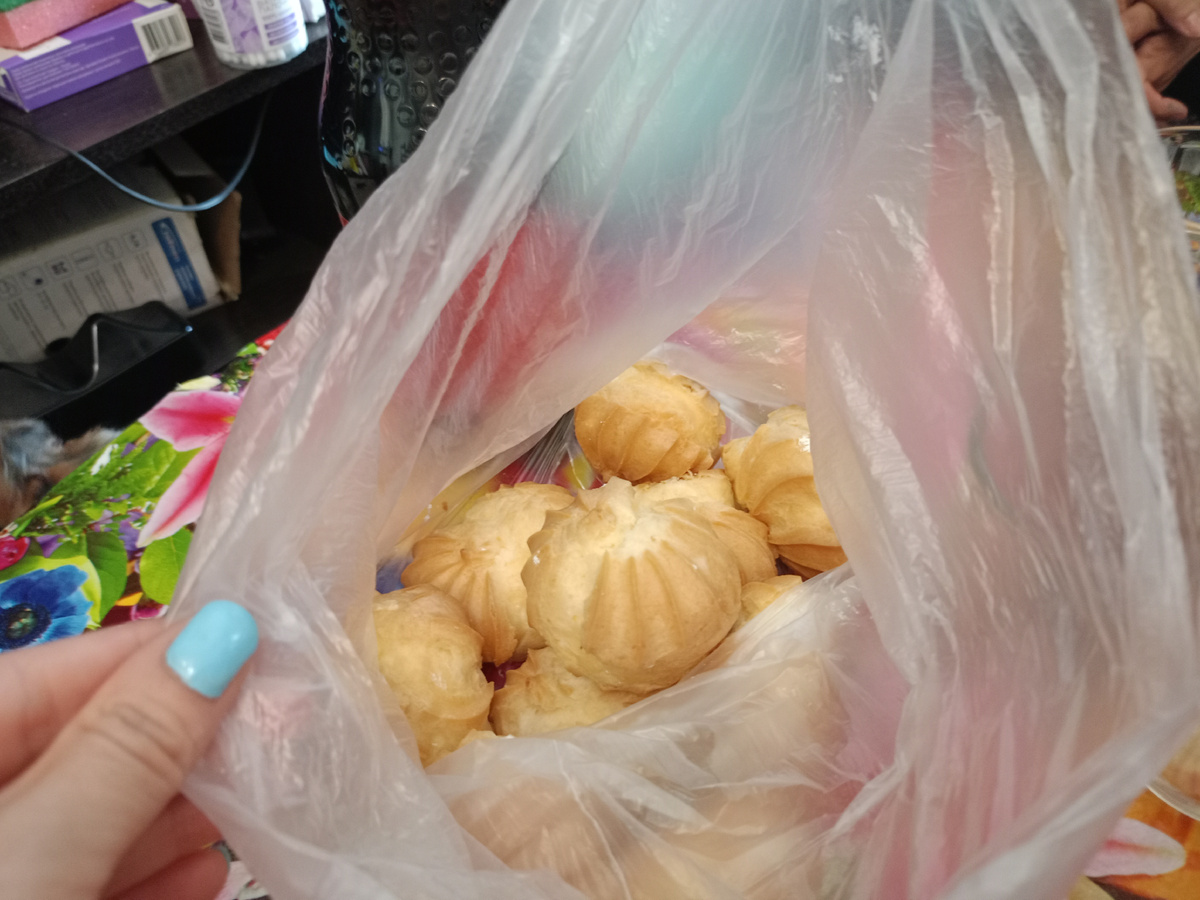 После окрошки пили лимонад с пирожными. Чай было пить некогда, нужно было выходить с  Марком на улицу, он уже спать хотел. 