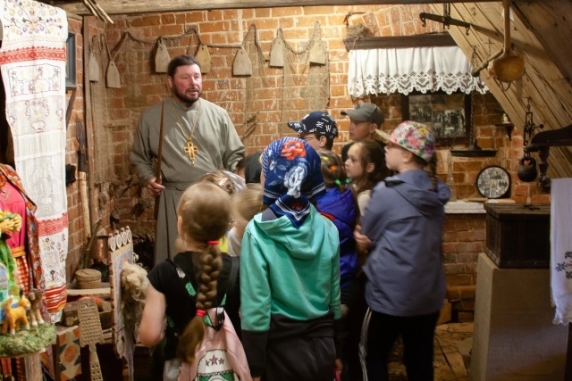    В Комсомольском районе сельский батюшка устраивает экскурсии для детей