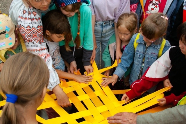    В Комсомольском районе сельский батюшка устраивает экскурсии для детей