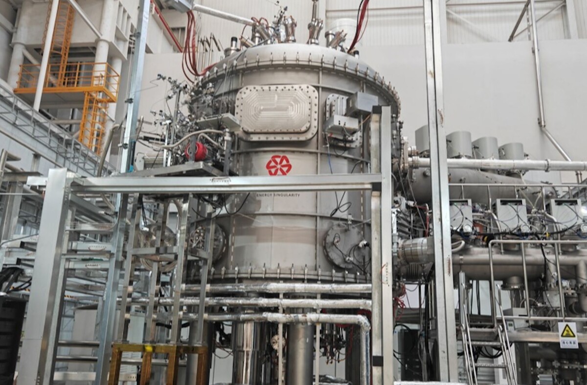 Основанный в 2021 году китайский стартап Energy Singularity принял в эксплуатацию первый в мире термоядерный реактор на катушках с высокотемпературной сверхпроводимостью Габариты реактора типа токамак