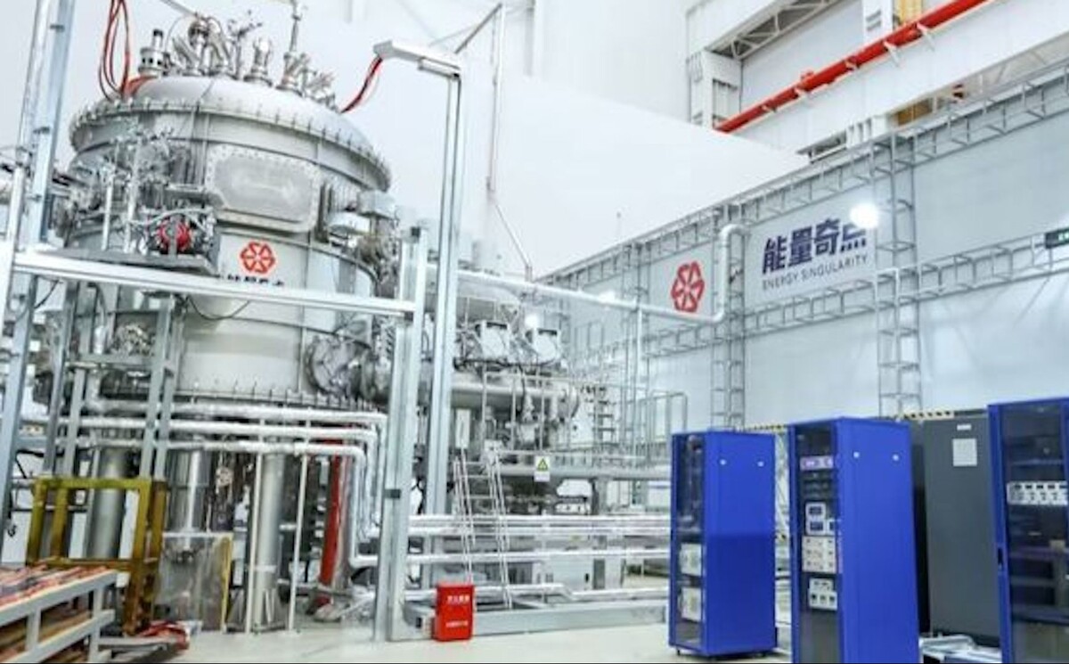 Основанный в 2021 году китайский стартап Energy Singularity принял в эксплуатацию первый в мире термоядерный реактор на катушках с высокотемпературной сверхпроводимостью Габариты реактора типа токамак-2