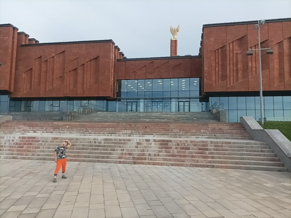 Библиотека, она шикарна, мы со старшей дочерью готовы там поселиться... 