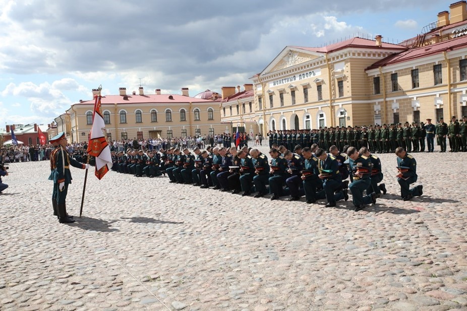    Выпускники Военного института физической культуры прощаются со знаменем учебного заведения в Петропавловской крепости, 23.06.2024. Автор фото: Пресс-служба Минобороны РФ