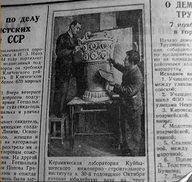 И.Г. Салоникиди (справа) за изготовлением тематической вазы для театра оперы и балета. Уникальные вазы куда-то  подевались во время последнего ремонта